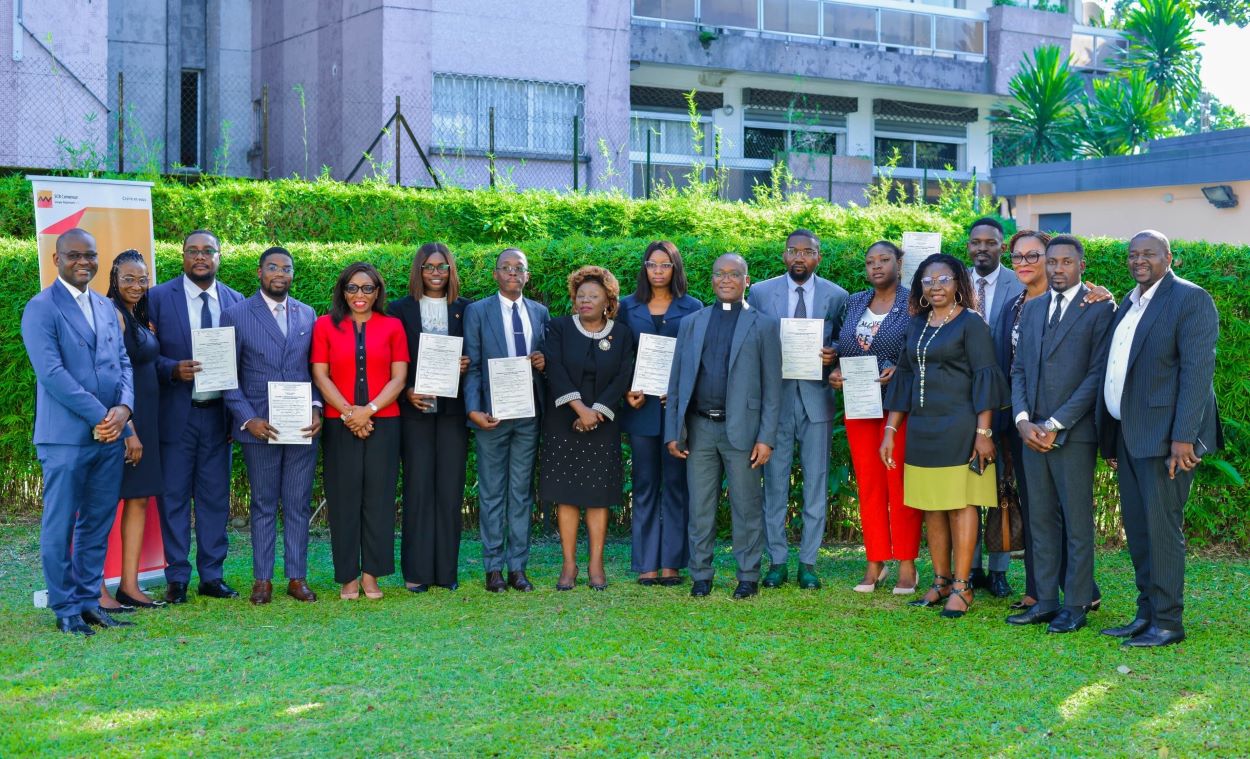 CÉRÉMONIE DE REMISE DE DIPLÔME À LA QUATRIÈME PROMOTION DES ANALYSTES FINANCIERS.